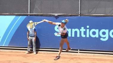 SANTIAGO, ŞİLİ - 26 Ekim 2023: Brezilya PIGOSSI Laura ile Peru PİGOSSI Lucciana arasında Ulusal Stadyumdaki Tenis Spor Merkezi 'nin 2. kortunda oynanan bayanlar tenis finali, Santiago