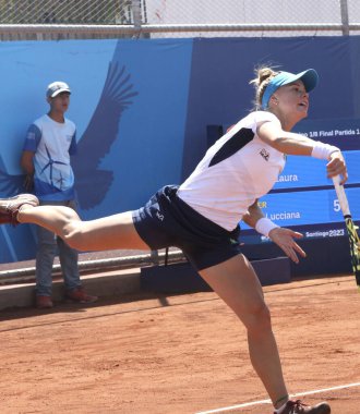 SANTIAGO, ŞİLİ - 26 Ekim 2023: Brezilya PIGOSSI Laura ile Peru PİGOSSI Lucciana arasında Ulusal Stadyumdaki Tenis Spor Merkezi 'nin 2. kortunda oynanan bayanlar tenis finali, Santiago