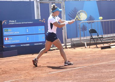 SANTIAGO, ŞİLİ - 26 Ekim 2023: Brezilya PIGOSSI Laura ile Peru PİGOSSI Lucciana arasında Ulusal Stadyumdaki Tenis Spor Merkezi 'nin 2. kortunda oynanan bayanlar tenis finali, Santiago