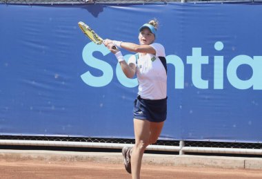 SANTIAGO, ŞİLİ - 26 Ekim 2023: Brezilya PIGOSSI Laura ile Peru PİGOSSI Lucciana arasında Ulusal Stadyumdaki Tenis Spor Merkezi 'nin 2. kortunda oynanan bayanlar tenis finali, Santiago