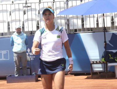 SANTIAGO, ŞİLİ - 26 Ekim 2023: Brezilya PIGOSSI Laura ile Peru PİGOSSI Lucciana arasında Ulusal Stadyumdaki Tenis Spor Merkezi 'nin 2. kortunda oynanan bayanlar tenis finali, Santiago