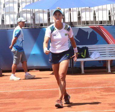 SANTIAGO, ŞİLİ - 26 Ekim 2023: Brezilya PIGOSSI Laura ile Peru PİGOSSI Lucciana arasında Ulusal Stadyumdaki Tenis Spor Merkezi 'nin 2. kortunda oynanan bayanlar tenis finali, Santiago