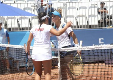 SANTIAGO, ŞİLİ - 26 Ekim 2023: Brezilya PIGOSSI Laura ile Peru PİGOSSI Lucciana arasında Ulusal Stadyumdaki Tenis Spor Merkezi 'nin 2. kortunda oynanan bayanlar tenis finali, Santiago