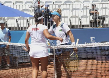 SANTIAGO, ŞİLİ - 26 Ekim 2023: Brezilya PIGOSSI Laura ile Peru PİGOSSI Lucciana arasında Ulusal Stadyumdaki Tenis Spor Merkezi 'nin 2. kortunda oynanan bayanlar tenis finali, Santiago