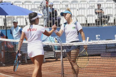 SANTIAGO, ŞİLİ - 26 Ekim 2023: Brezilya PIGOSSI Laura ile Peru PİGOSSI Lucciana arasında Ulusal Stadyumdaki Tenis Spor Merkezi 'nin 2. kortunda oynanan bayanlar tenis finali, Santiago