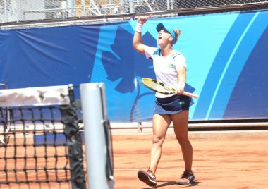 SANTIAGO, ŞİLİ - 26 Ekim 2023: Brezilya PIGOSSI Laura ile Peru PİGOSSI Lucciana arasında Ulusal Stadyumdaki Tenis Spor Merkezi 'nin 2. kortunda oynanan bayanlar tenis finali, Santiago