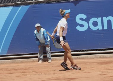 SANTIAGO, ŞİLİ - 26 Ekim 2023: Brezilya PIGOSSI Laura ile Peru PİGOSSI Lucciana arasında Ulusal Stadyumdaki Tenis Spor Merkezi 'nin 2. kortunda oynanan bayanlar tenis finali, Santiago