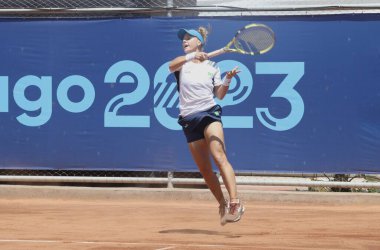 SANTIAGO, ŞİLİ - 26 Ekim 2023: Brezilya PIGOSSI Laura ile Peru PİGOSSI Lucciana arasında Ulusal Stadyumdaki Tenis Spor Merkezi 'nin 2. kortunda oynanan bayanlar tenis finali, Santiago