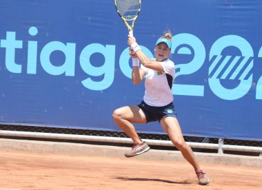SANTIAGO, ŞİLİ - 26 Ekim 2023: Brezilya PIGOSSI Laura ile Peru PİGOSSI Lucciana arasında Ulusal Stadyumdaki Tenis Spor Merkezi 'nin 2. kortunda oynanan bayanlar tenis finali, Santiago