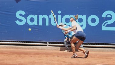 SANTIAGO, ŞİLİ - 26 Ekim 2023: Brezilya PIGOSSI Laura ile Peru PİGOSSI Lucciana arasında Ulusal Stadyumdaki Tenis Spor Merkezi 'nin 2. kortunda oynanan bayanlar tenis finali, Santiago