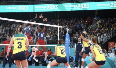 SANTIAGO, Şili - 26 Ekim 2023: Brezilya ile Dominik Cumhuriyeti arasında Santiago, Şili 'deki Parque Arena O' Higgins ana sahasında altın madalya için bayanlar voleybol takımının finali. Dominik Cumhuriyeti takımı 3-0 kazandı.