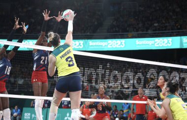 SANTIAGO, Şili - 26 Ekim 2023: Brezilya ile Dominik Cumhuriyeti arasında Santiago, Şili 'deki Parque Arena O' Higgins ana sahasında altın madalya için bayanlar voleybol takımının finali. Dominik Cumhuriyeti takımı 3-0 kazandı.