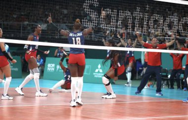 SANTIAGO, Şili - 26 Ekim 2023: Brezilya ile Dominik Cumhuriyeti arasında Santiago, Şili 'deki Parque Arena O' Higgins ana sahasında altın madalya için bayanlar voleybol takımının finali. Dominik Cumhuriyeti takımı 3-0 kazandı.