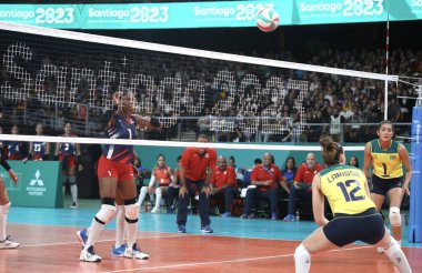 SANTIAGO, Şili - 26 Ekim 2023: Brezilya ile Dominik Cumhuriyeti arasında Santiago, Şili 'deki Parque Arena O' Higgins ana sahasında altın madalya için bayanlar voleybol takımının finali. Dominik Cumhuriyeti takımı 3-0 kazandı.