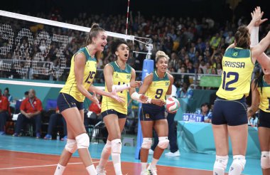 SANTIAGO, Şili - 26 Ekim 2023: Brezilya ile Dominik Cumhuriyeti arasında Santiago, Şili 'deki Parque Arena O' Higgins ana sahasında altın madalya için bayanlar voleybol takımının finali. Dominik Cumhuriyeti takımı 3-0 kazandı.