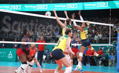 SANTIAGO, Şili - 26 Ekim 2023: Brezilya ile Dominik Cumhuriyeti arasında Santiago, Şili 'deki Parque Arena O' Higgins ana sahasında altın madalya için bayanlar voleybol takımının finali. Dominik Cumhuriyeti takımı 3-0 kazandı.