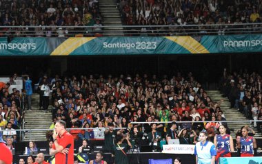 SANTIAGO, Şili - 26 Ekim 2023: Brezilya ile Dominik Cumhuriyeti arasındaki altın madalya için Şili 'nin Santiago kentinde bulunan Parque Arena O' Higgins ana kortunda bayanlar voleybol takımı finali