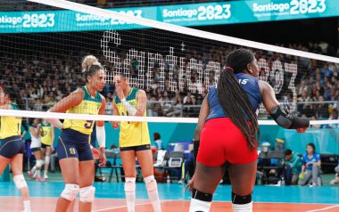 SANTIAGO, Şili - 26 Ekim 2023: Brezilya ile Dominik Cumhuriyeti arasında Santiago, Şili 'deki Parque Arena O' Higgins ana sahasında altın madalya için bayanlar voleybol takımının finali. Dominik Cumhuriyeti takımı 3-0 kazandı.