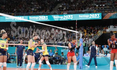 SANTIAGO, Şili - 26 Ekim 2023: Brezilya ile Dominik Cumhuriyeti arasındaki altın madalya için Şili 'nin Santiago kentinde bulunan Parque Arena O' Higgins ana kortunda bayanlar voleybol takımı finali