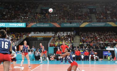 SANTIAGO, Şili - 26 Ekim 2023: Brezilya ile Dominik Cumhuriyeti arasında Santiago, Şili 'deki Parque Arena O' Higgins ana sahasında altın madalya için bayanlar voleybol takımının finali. Dominik Cumhuriyeti takımı 3-0 kazandı.