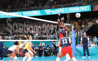 SANTIAGO, Şili - 26 Ekim 2023: Brezilya ile Dominik Cumhuriyeti arasında Santiago, Şili 'deki Parque Arena O' Higgins ana sahasında altın madalya için bayanlar voleybol takımının finali. Dominik Cumhuriyeti takımı 3-0 kazandı.