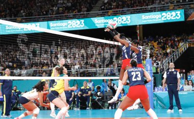 SANTIAGO, Şili - 26 Ekim 2023: Brezilya ile Dominik Cumhuriyeti arasında Santiago, Şili 'deki Parque Arena O' Higgins ana sahasında altın madalya için bayanlar voleybol takımının finali. Dominik Cumhuriyeti takımı 3-0 kazandı.