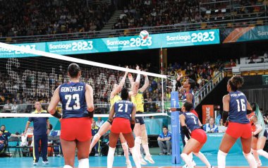 SANTIAGO, Şili - 26 Ekim 2023: Brezilya ile Dominik Cumhuriyeti arasında Santiago, Şili 'deki Parque Arena O' Higgins ana sahasında altın madalya için bayanlar voleybol takımının finali. Dominik Cumhuriyeti takımı 3-0 kazandı.