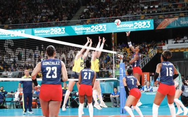 SANTIAGO, Şili - 26 Ekim 2023: Brezilya ile Dominik Cumhuriyeti arasında Santiago, Şili 'deki Parque Arena O' Higgins ana sahasında altın madalya için bayanlar voleybol takımının finali. Dominik Cumhuriyeti takımı 3-0 kazandı.