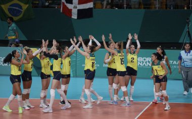 SANTIAGO, Şili - 26 Ekim 2023: Brezilya ile Dominik Cumhuriyeti arasındaki altın madalya için Şili 'nin Santiago kentinde bulunan Parque Arena O' Higgins ana kortunda bayanlar voleybol takımı finali