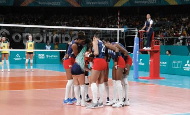 SANTIAGO, Şili - 26 Ekim 2023: Brezilya ile Dominik Cumhuriyeti arasındaki altın madalya için Şili 'nin Santiago kentinde bulunan Parque Arena O' Higgins ana kortunda bayanlar voleybol takımı finali