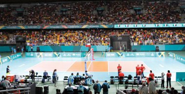SANTIAGO, Şili - 26 Ekim 2023: Brezilya ile Dominik Cumhuriyeti arasındaki altın madalya için Şili 'nin Santiago kentinde bulunan Parque Arena O' Higgins ana kortunda bayanlar voleybol takımı finali