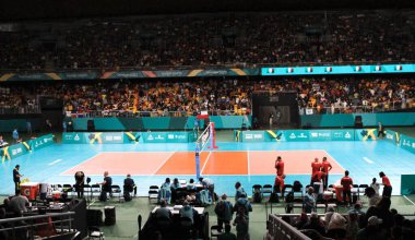 SANTIAGO, Şili - 26 Ekim 2023: Brezilya ile Dominik Cumhuriyeti arasındaki altın madalya için Şili 'nin Santiago kentinde bulunan Parque Arena O' Higgins ana kortunda bayanlar voleybol takımı finali