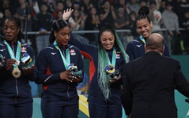 SANTIAGO, Şili - 10 / 26 / 2023: Santiago 'daki Parque O' Higgins 'in ana sahasında Dominik Cumhuriyeti' nin Altın, Brezilya-Gümüş ve Meksika-Bronz madalya kazandığı Kadın Voleybol Takımı Finali