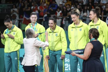 SANTIAGO, Şili - 10 / 26 / 2023: Santiago 'daki Parque O' Higgins 'in ana sahasında Dominik Cumhuriyeti' nin Altın, Brezilya-Gümüş ve Meksika-Bronz madalya kazandığı Kadın Voleybol Takımı Finali