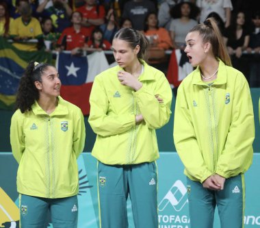 SANTIAGO, Şili - 10 / 26 / 2023: Santiago 'daki Parque O' Higgins 'in ana sahasında Dominik Cumhuriyeti' nin Altın, Brezilya-Gümüş ve Meksika-Bronz madalya kazandığı Kadın Voleybol Takımı Finali