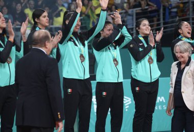 SANTIAGO, Şili - 10 / 26 / 2023: Santiago 'daki Parque O' Higgins 'in ana sahasında Dominik Cumhuriyeti' nin Altın, Brezilya-Gümüş ve Meksika-Bronz madalya kazandığı Kadın Voleybol Takımı Finali