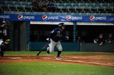 MARACAIBO, Venezuela - 26 Ekim 2023 Venezuela Profesyonel Beyzbol Ligi. Tigres de Aragua, Aguilas del Zulia 'ya karşı Sezonun ikinci haftasında, Maracaibo' da Aguilas de Zulia 'nın pozitif serisini kesmek için kediler..