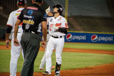 MARACAIBO, Venezuela - 26 Ekim 2023 Venezuela Profesyonel Beyzbol Ligi. Tigres de Aragua, Aguilas del Zulia 'ya karşı Sezonun ikinci haftasında, Maracaibo' da Aguilas de Zulia 'nın pozitif serisini kesmek için kediler..
