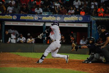 MARACAIBO, Venezuela - 26 Ekim 2023 Venezuela Profesyonel Beyzbol Ligi. Tigres de Aragua, Aguilas del Zulia 'ya karşı Sezonun ikinci haftasında, Maracaibo' da Aguilas de Zulia 'nın pozitif serisini kesmek için kediler..
