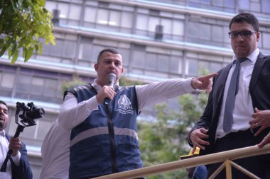 RIO DE JANEIRO (Brezilya), 10 / 26 / 2023 - Protestocular bu Perşembe (26), Rio de Janeiro (RJ) merkezindeki Alerj genel merkezi önünde, milletvekilleri Alan Lopes (PL), Rodrigo Amorim (PTB)) 