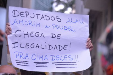 RIO DE JANEIRO (Brezilya), 10 / 26 / 2023 - Protestocular bu Perşembe (26), Rio de Janeiro (RJ) merkezindeki Alerj genel merkezi önünde, milletvekilleri Alan Lopes (PL), Rodrigo Amorim (PTB)) 