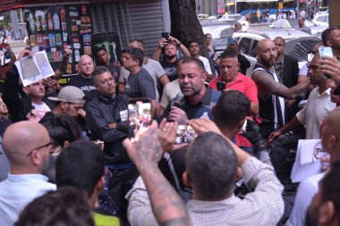 RIO DE JANEIRO (Brezilya), 10 / 26 / 2023 - Protestocular bu Perşembe (26), Rio de Janeiro (RJ) merkezindeki Alerj genel merkezi önünde, milletvekilleri Alan Lopes (PL), Rodrigo Amorim (PTB)) 