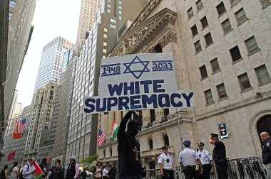 Filistinli protestocular ve destekçiler Filistin topraklarının İsrail tarafından işgal edilmesini protesto ediyorlar. 26 Ekim 2023, New York, New York, ABD. Yüzlerce Filistinli protestocu ve destekçi protesto etmek için Wall Street 'e akın etti