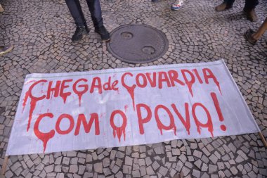 RIO DE JANEIRO (Brezilya), 10 / 26 / 2023 - Protestocular bu Perşembe (26), Rio de Janeiro (RJ) merkezindeki Alerj genel merkezi önünde, milletvekilleri Alan Lopes (PL), Rodrigo Amorim (PTB)) 