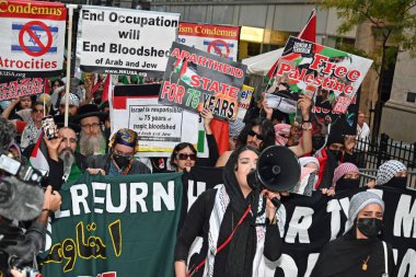 Filistinli protestocular ve destekçiler Filistin topraklarının İsrail tarafından işgal edilmesini protesto ediyorlar. 26 Ekim 2023, New York, New York, ABD. Yüzlerce Filistinli protestocu ve destekçi protesto etmek için Wall Street 'e akın etti