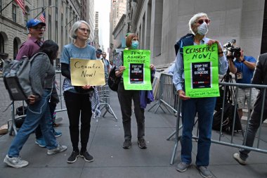 Filistinli protestocular ve destekçiler Filistin topraklarının İsrail tarafından işgal edilmesini protesto ediyorlar. 26 Ekim 2023, New York, New York, ABD. Yüzlerce Filistinli protestocu ve destekçi protesto etmek için Wall Street 'e akın etti