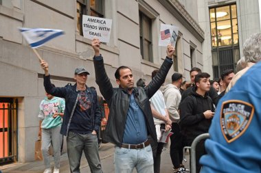 Filistinli protestocular ve destekçiler Filistin topraklarının İsrail tarafından işgal edilmesini protesto ediyorlar. 26 Ekim 2023, New York, New York, ABD. Yüzlerce Filistinli protestocu ve destekçi protesto etmek için Wall Street 'e akın etti