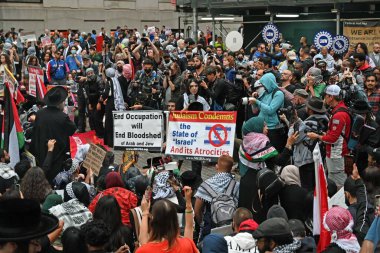 Filistinli protestocular ve destekçiler Filistin topraklarının İsrail tarafından işgal edilmesini protesto ediyorlar. 26 Ekim 2023, New York, New York, ABD. Yüzlerce Filistinli protestocu ve destekçi protesto etmek için Wall Street 'e akın etti