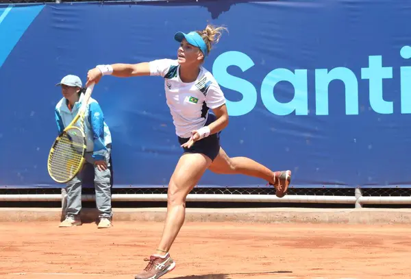 SANTIAGO, ŞİLİ - 26 Ekim 2023: Brezilya PIGOSSI Laura ile Peru PİGOSSI Lucciana arasında Ulusal Stadyumdaki Tenis Spor Merkezi 'nin 2. kortunda oynanan bayanlar tenis finali, Santiago