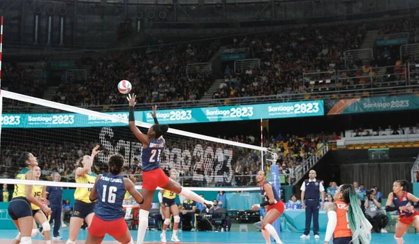 SANTIAGO, Şili - 26 Ekim 2023: Brezilya ile Dominik Cumhuriyeti arasındaki altın madalya için Şili 'nin Santiago kentinde bulunan Parque Arena O' Higgins ana kortunda bayanlar voleybol takımı finali